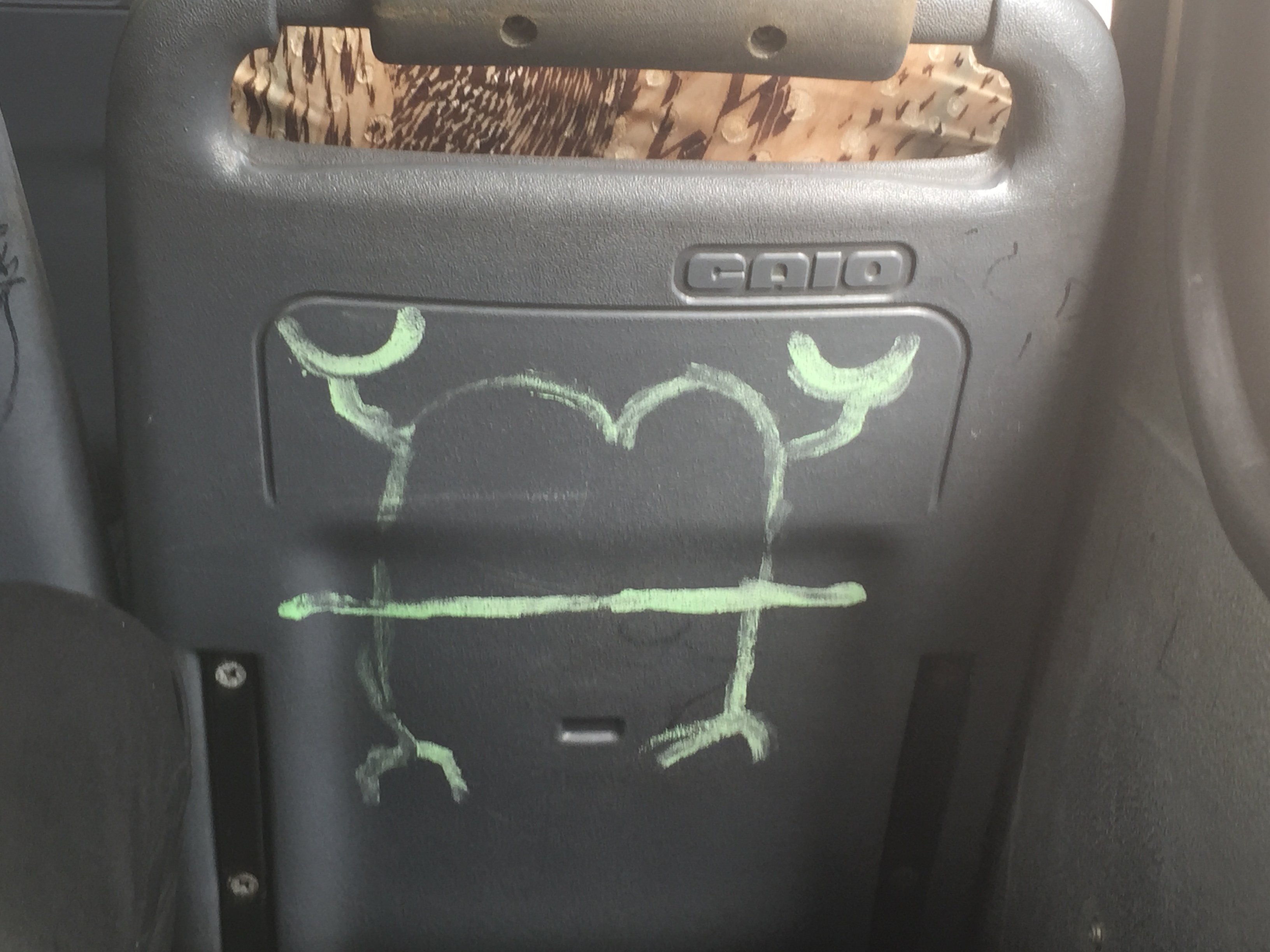 O que as pessoas escrevem/desenham nos bancos dos ônibus?