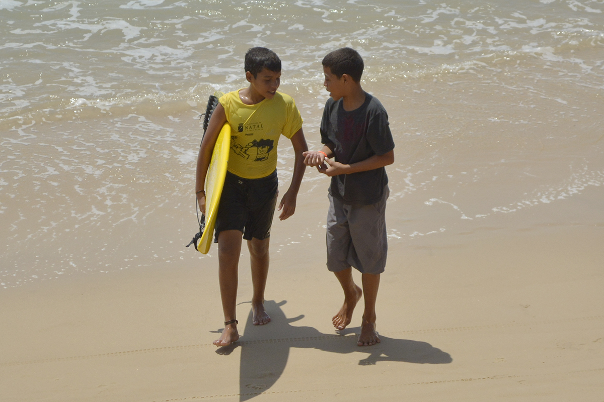 Crianças participando de um campeonato de surf em Ponta Negra