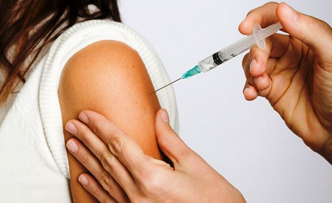 Alô, menina: vacinação contra HPV tem nos postos