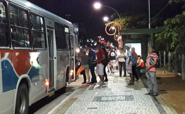Existem ônibus para Ponta Negra que andem fora da Roberto Freire?