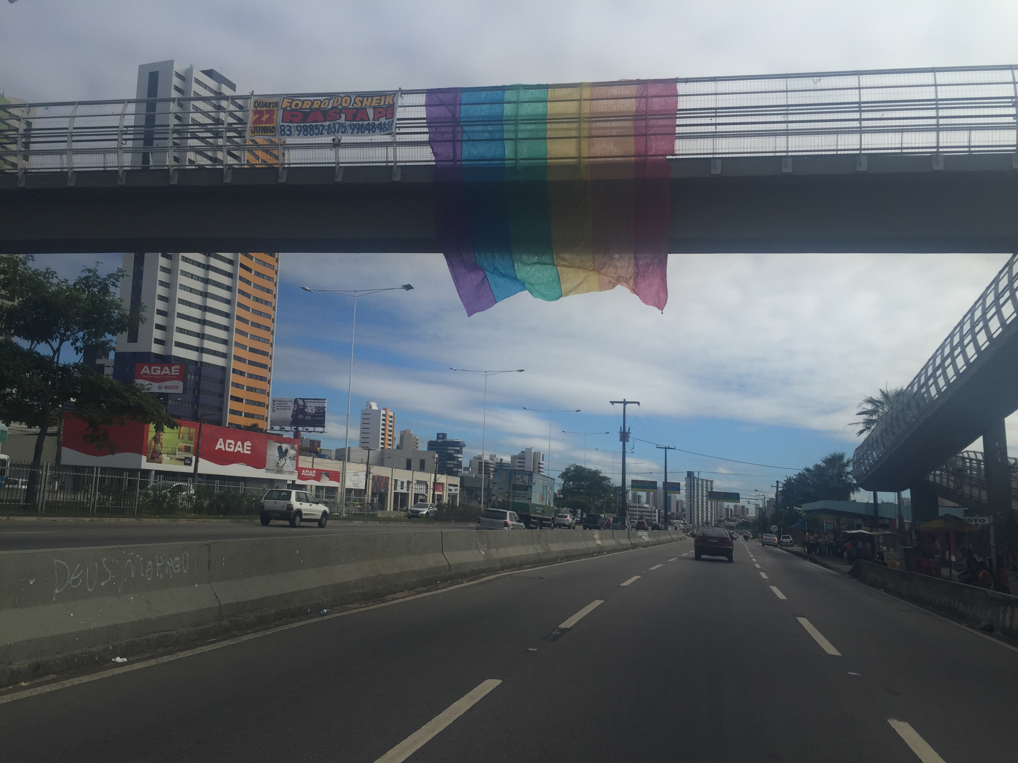 Quem instalou essa bandeira do orgulho LGBT na Salgado Filho?