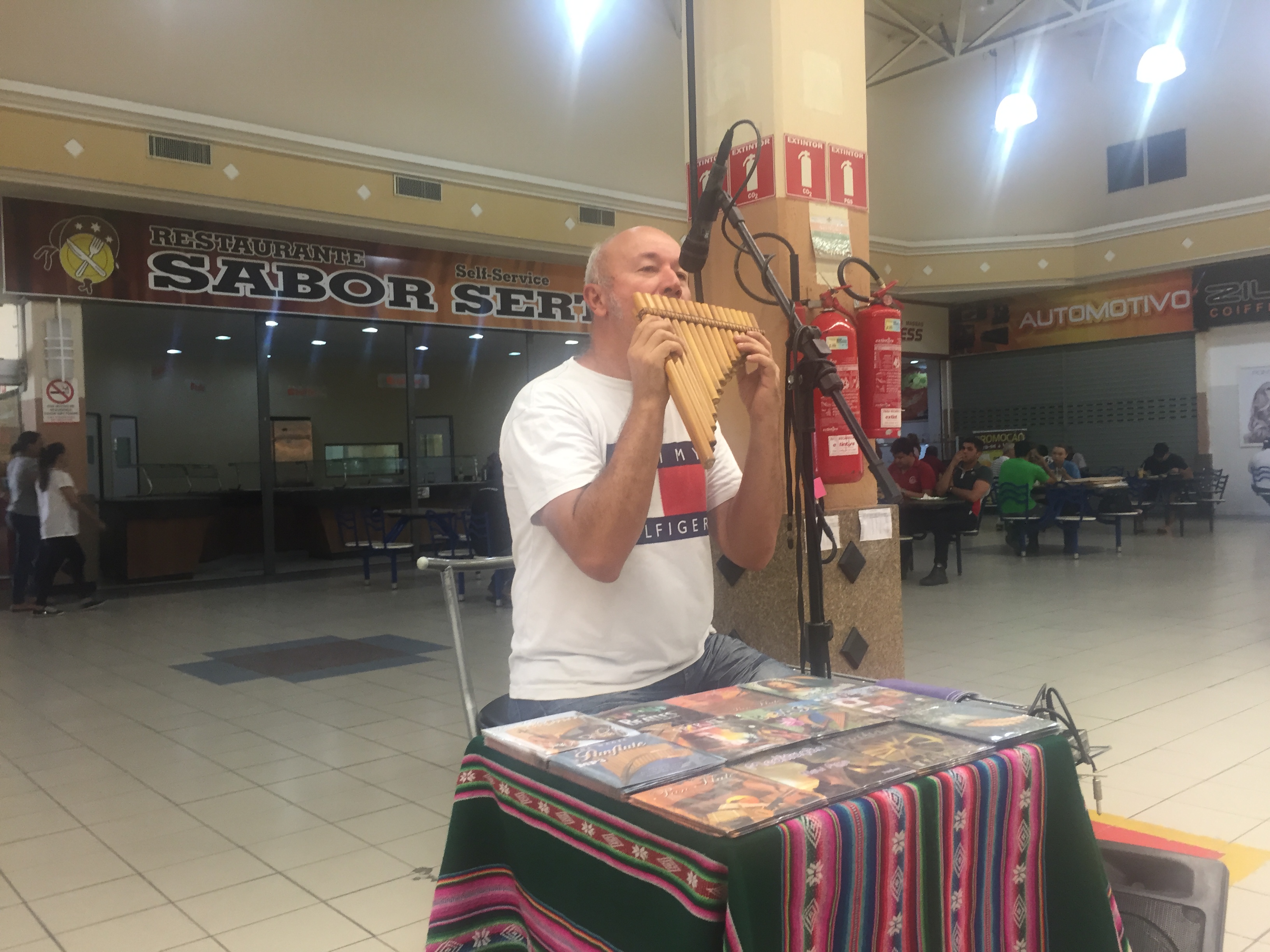 Quem é o moço que toca flauta peruana no supermercado?