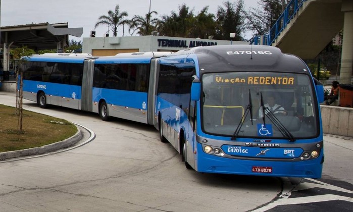 Pessoal cobrando a Prefeitura pela entrega do BRT no Facebook