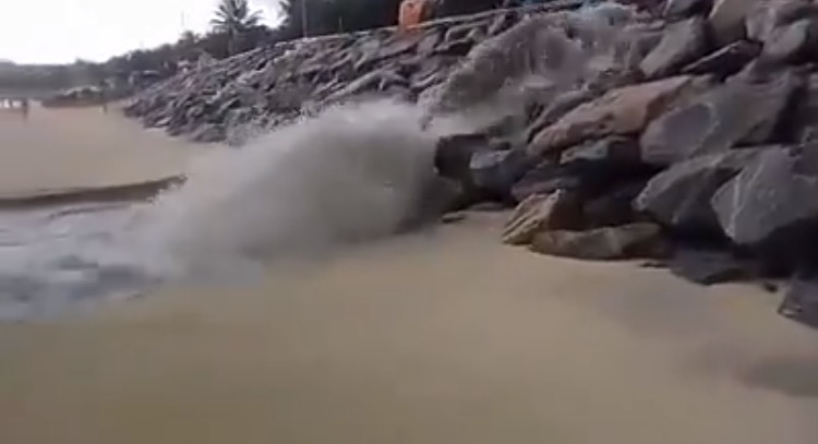 Vídeo mostra esgoto sendo jogado em Ponta Negra durante chuva