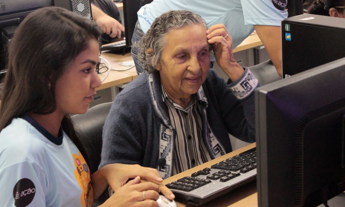 Estudantes da UFRN ensinam informática aos idosos