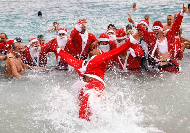 Como assim nadar na praia de Ponta Negra vestido de Papai Noel?