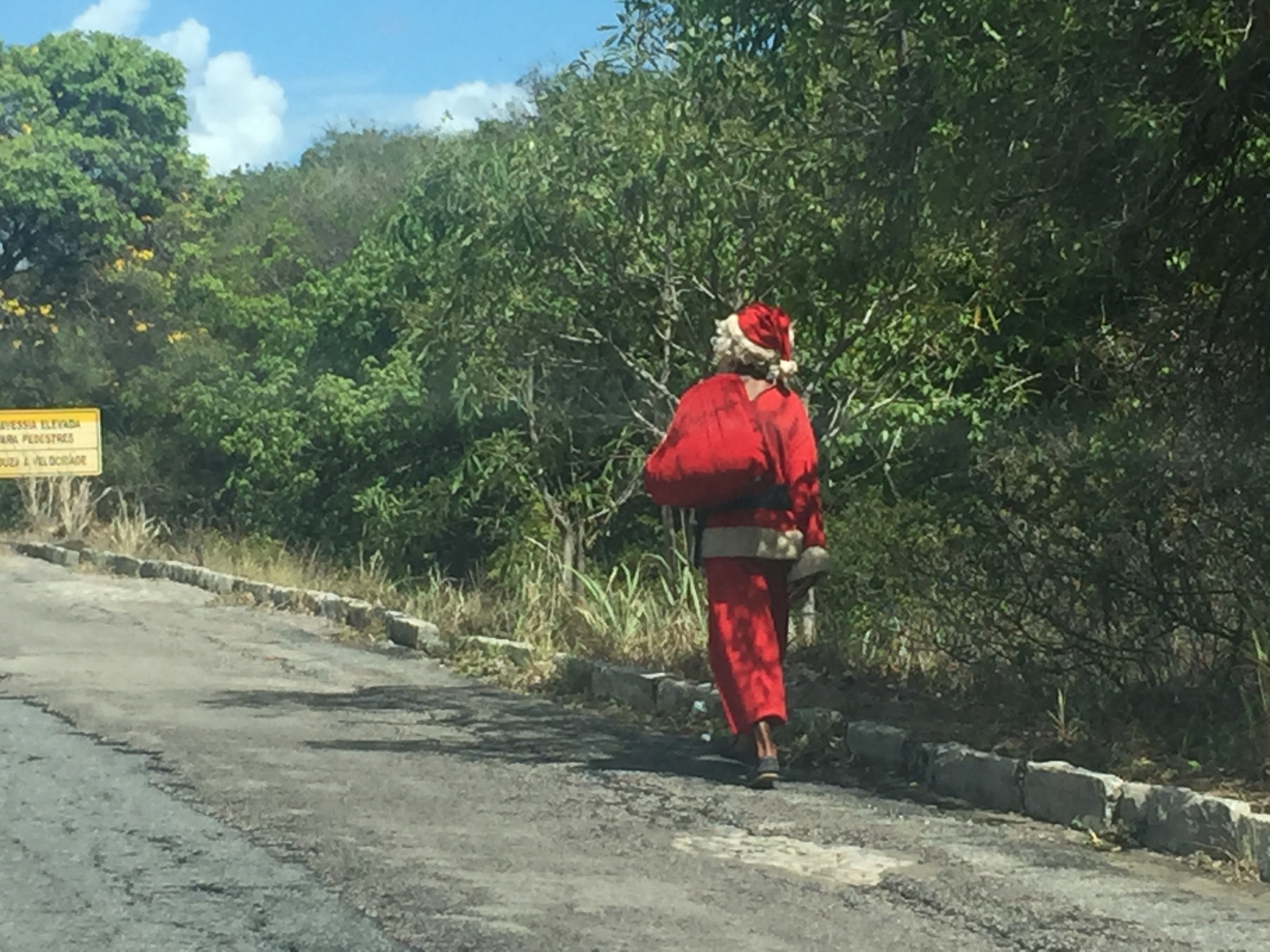 E este Papai Noel andando no meio de Natal?