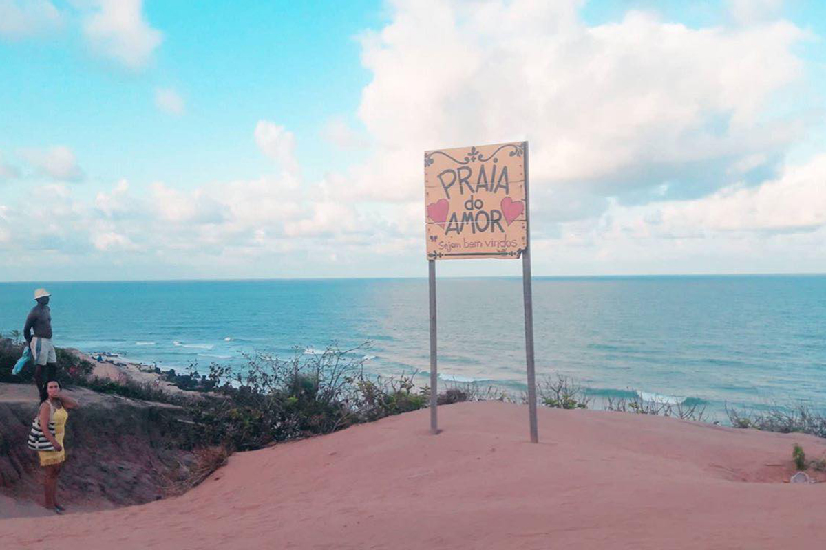 Placa antiga da Praia do Amor, em Pipa, está de volta