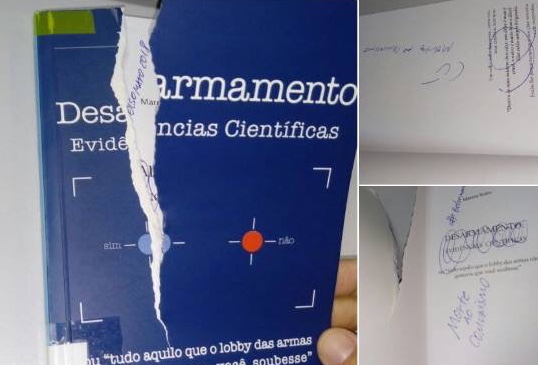 Alguém rasgou um livro na biblioteca e colocou Bolsonaro 2018