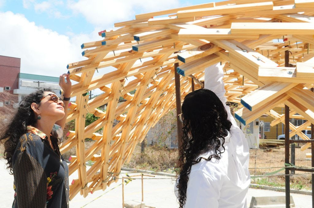 O que essa estrutura de madeira colocada no meio do campus da UFRN?