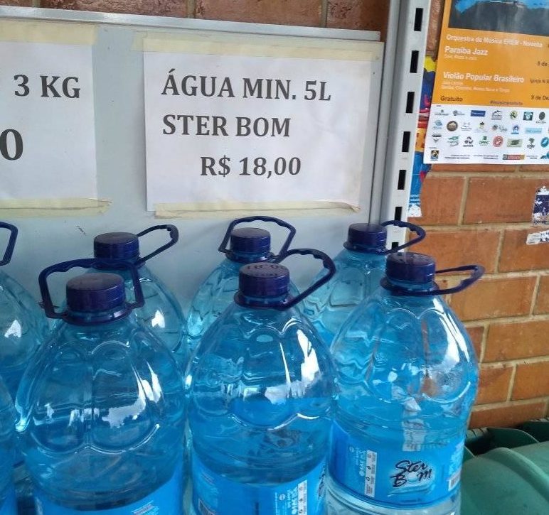 Uma água da Ster Bom custa 18 reais em Fernando de Noronha