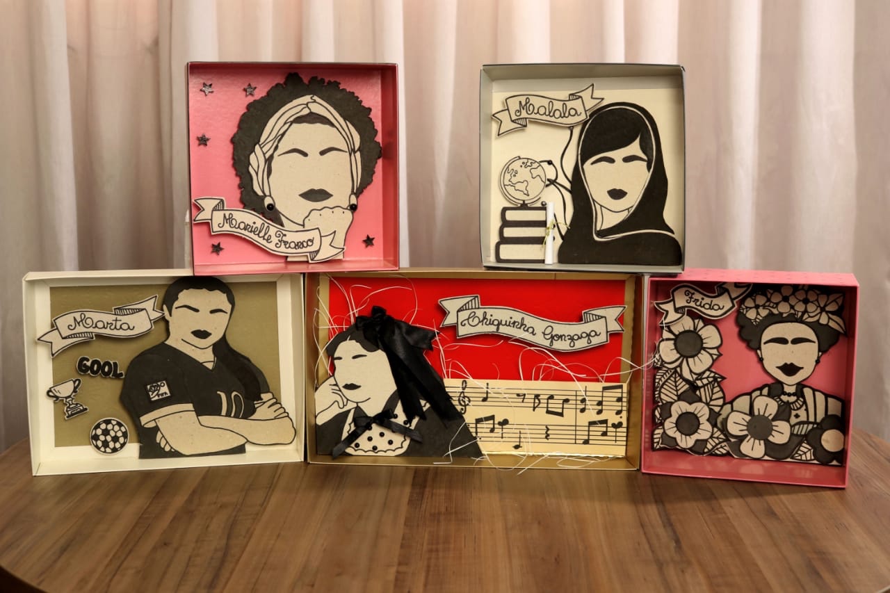 Artista faz quadros de mulheres icônicas com caixas