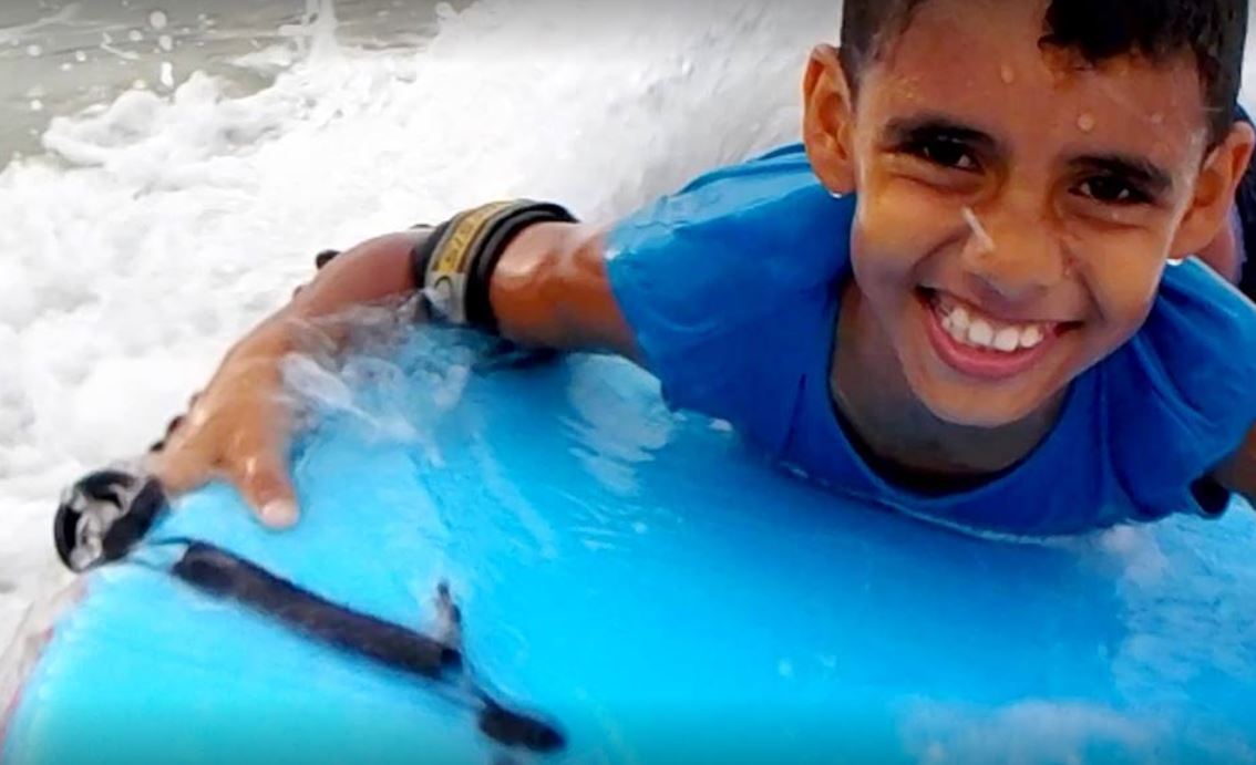 Projeto de Surf na Vila de Ponta Negra faz vaquinha para pagar energia