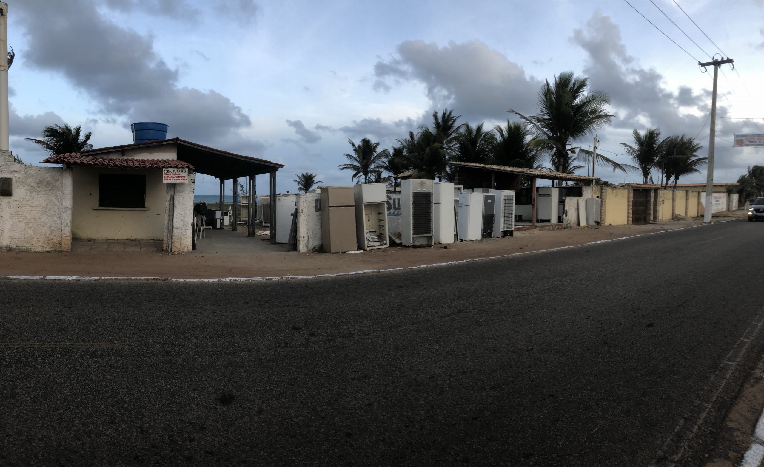 Um cemitério de geladeiras no litoral potiguar