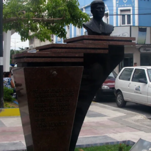 Estátua da Havan Praça Kennedy