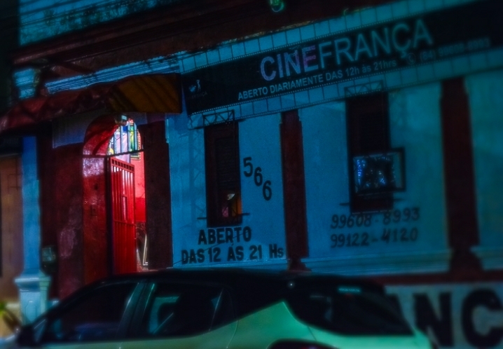 Como funciona o único cinema de rua em Natal, o Cine França