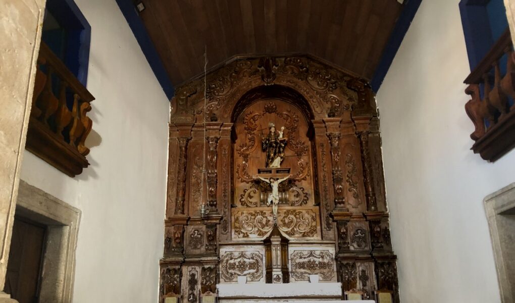 Altar da Igreja do Galo escupido em madeira (Fotos: Lara Paiva)