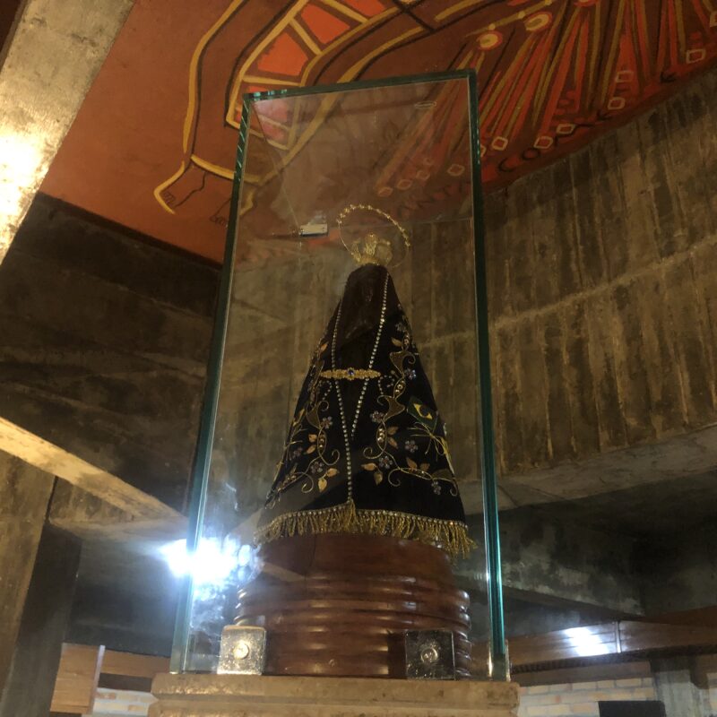 Imagem de Nossa Senhora Aparecida na pequena capela da Catedral
