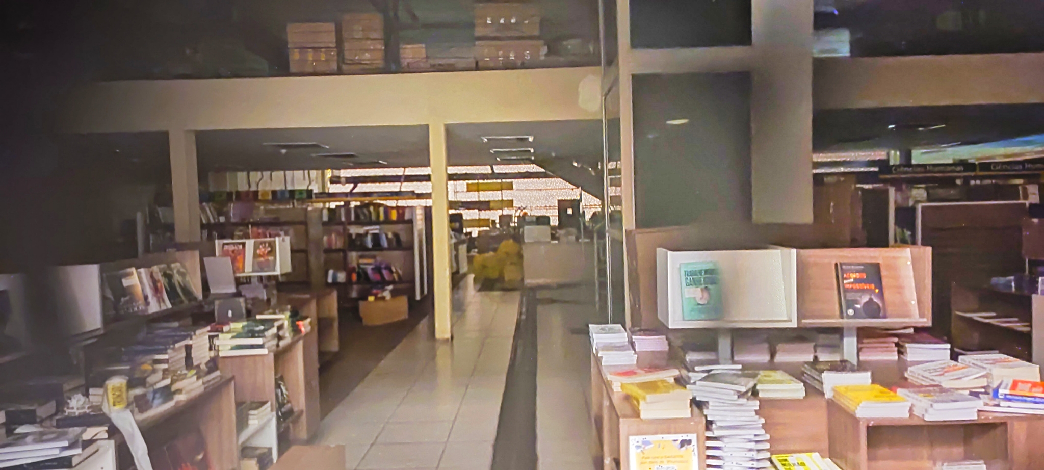 Saraiva e os livros presos na loja do Midway