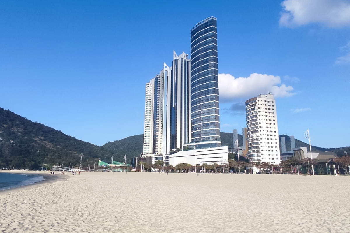 A Praia Central e os prédios ocupando cada vez mais.