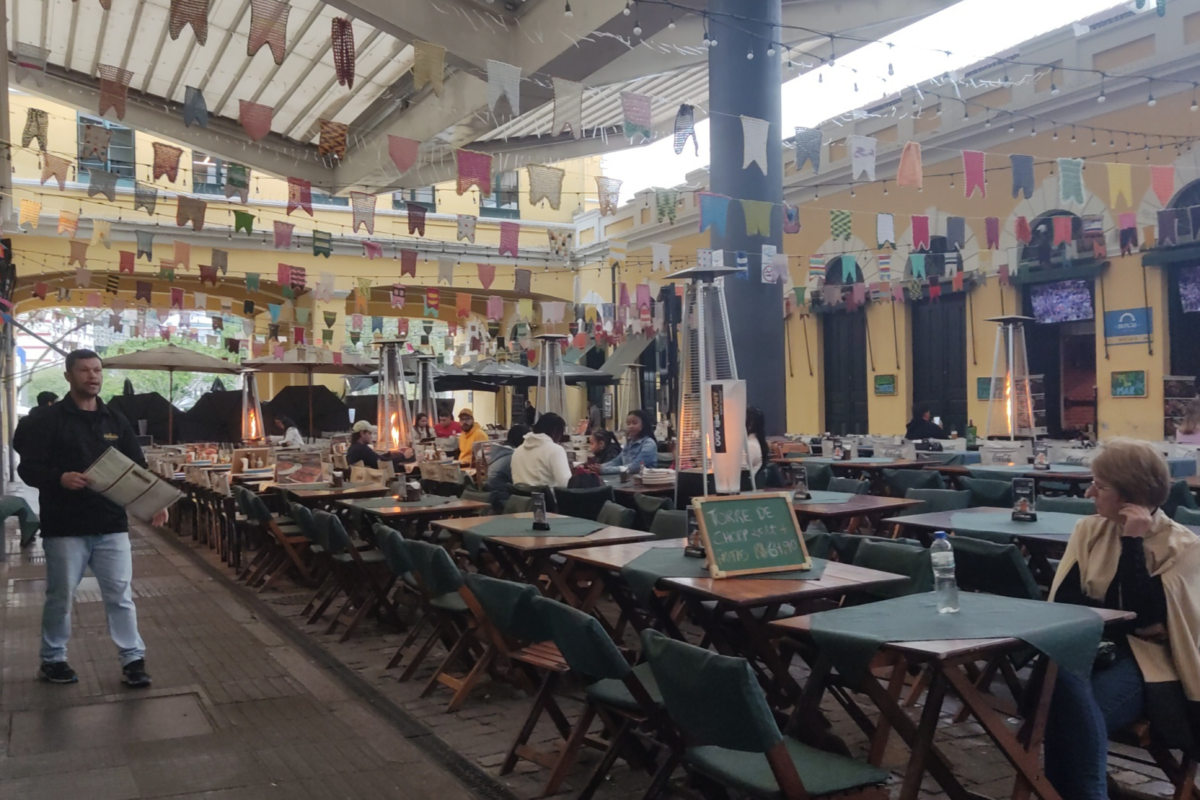 A parte central do mercado, onde tem os principais restaurantes.