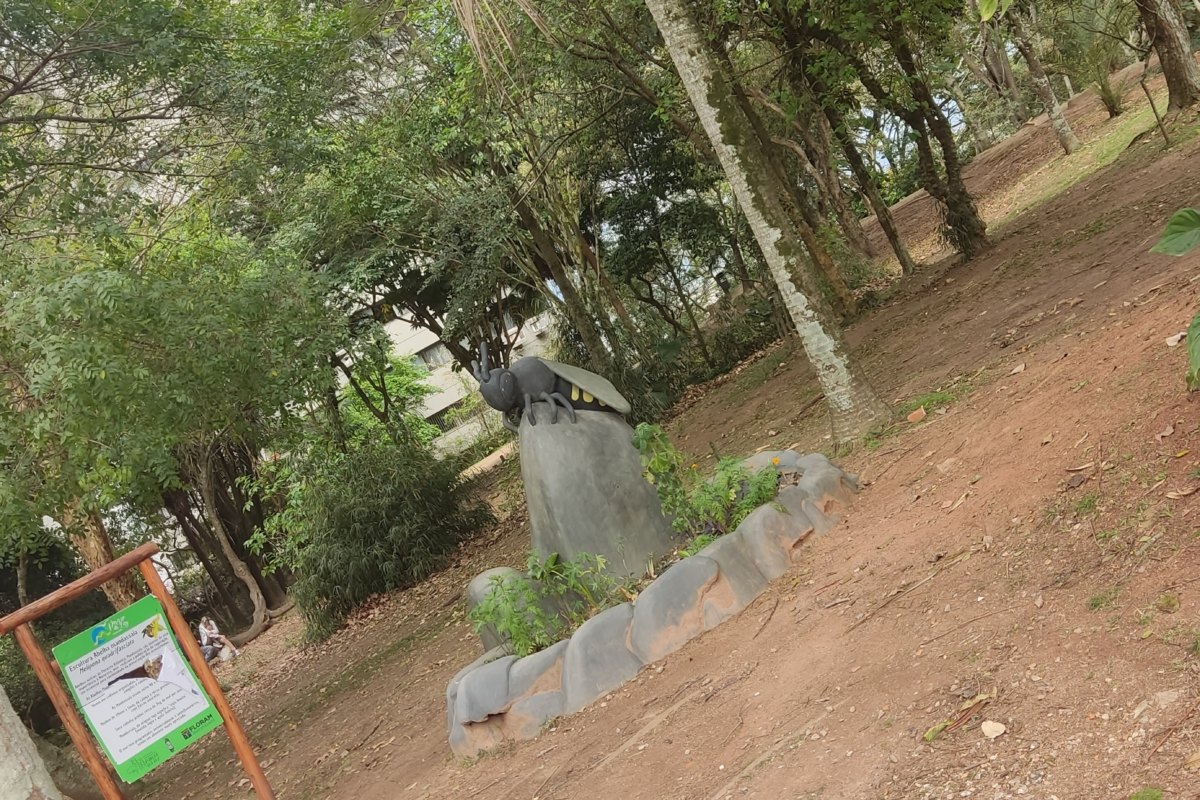 Um dos monumentos do Parque da Luz, próximo da Ponte Hercílio Luz