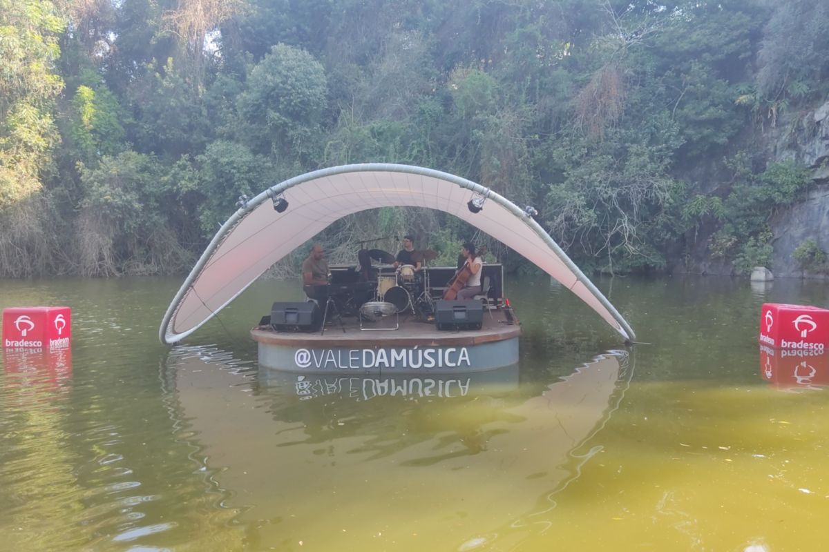 E tem um palco flutuante com atividades alternativas.