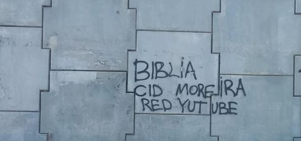 Cid Moreira em um muro de Santos Reis