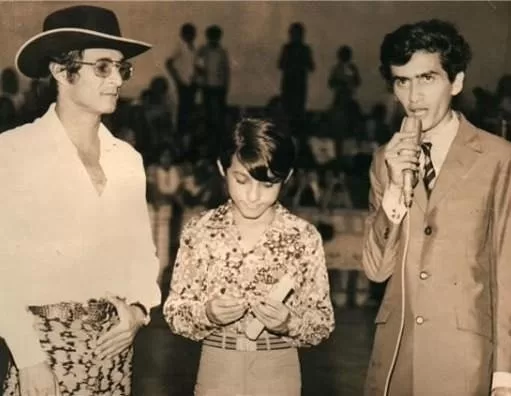 O boy desta foto é um cantor famoso