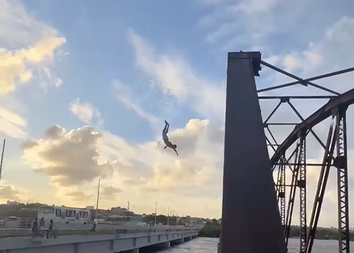 Galera fazendo altos vídeos pulando na Ponte de Igapó