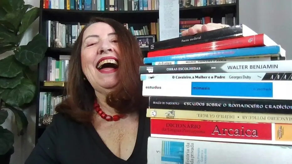 Clotilde Tavares lança seu mais novo livro