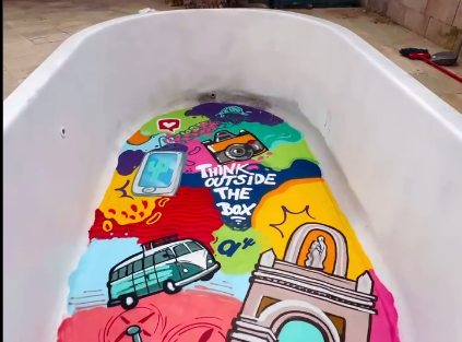 Você já decorou a sua piscina de graffiti?