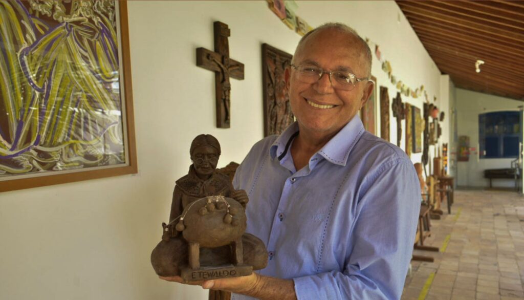 Francisco Francinildo mostrando a sua coleção em exposição montada no Museu Café Filho